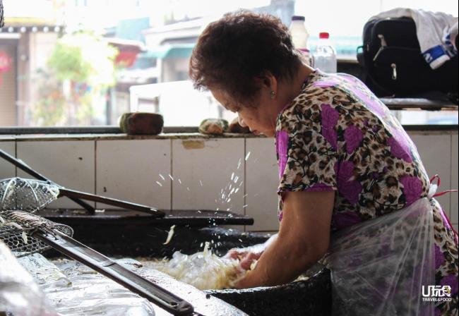 怡保公市有数个菜摊摊主依然保持传统手作方式，为客户洗豆芽脱壳。