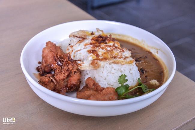 Japanese Chicken Curry Rice是许多顾客喜爱的菜单。香脆的鸡肉块与煎蛋，配上日式猪排酱，可让人尝到别有一番风味的日式咖喱饭。
