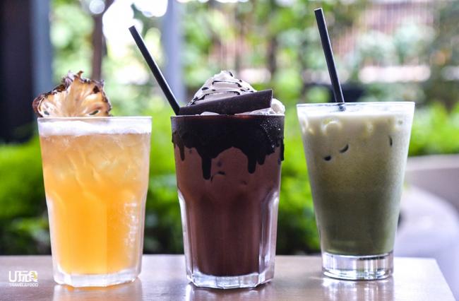 饮料方面，店家提供一系列的巧克力饮料、奶茶、水果茶、果汁和鸡尾酒等供选择，在炎热的夏天喝起来特别清新可口。