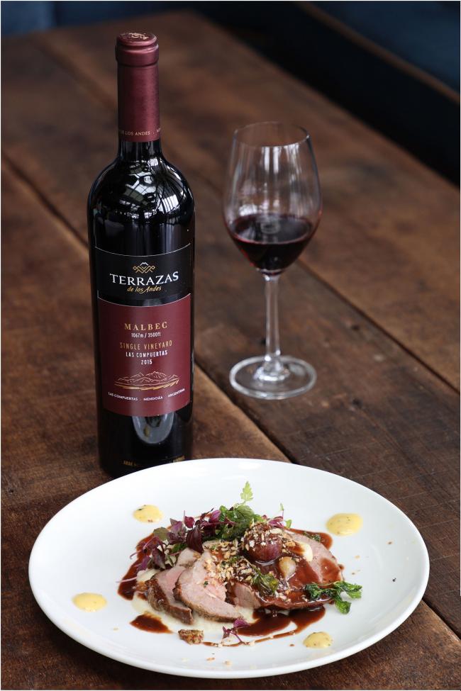 <b>Terrazas SV Malbec X Roasted Pommery Leg of Lamb</b> 当Terrazas葡萄酒遇上羊肉时，马尔贝克中的天然单宁强化了葡萄酒的味道，鲜嫩的肉质搭配浓郁多层次且口感丰富的葡萄酒，让马尔贝克的果香进阶。