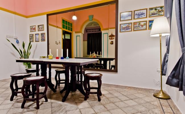 饭厅保留原有的地砖，再融入现代化的设计，墙壁上则挂着老古城的照片，让住客重新了解马六甲。