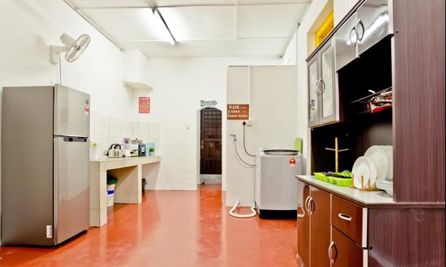 厨房设备齐全，冰箱、碗碟及洗衣机应有尽有。
