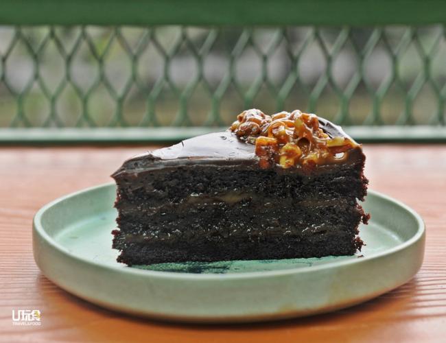 <b>Salted Caramel Chocolate Cake with Pecans</b> 除了面包，这里的蛋糕也是店家自制的。浓郁巧克力配上内层的咸焦糖，甜而不腻；蛋糕口感湿润，吃再多也不觉口干；吃到上层的胡桃，更添果仁香气。