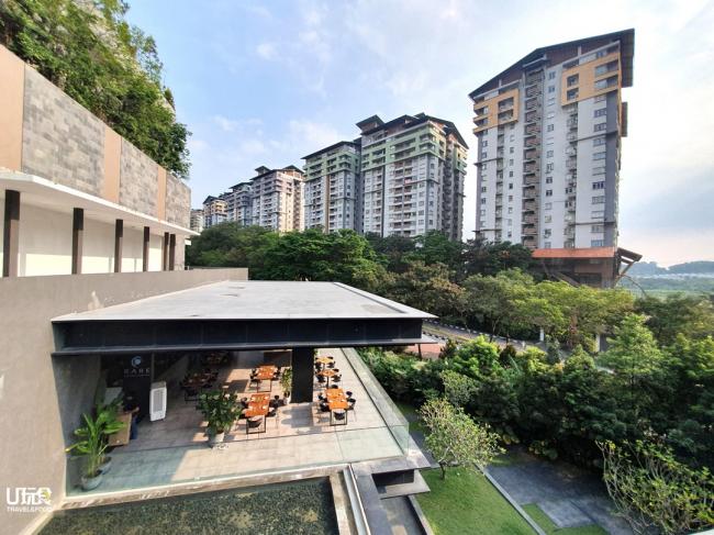 餐厅选址在白沙罗柏兰岭（Damansara Perdana）的新住宅区内，从二楼望出去一片绿意凌然，让人有种在大自然中用餐的感觉，十分惬意。