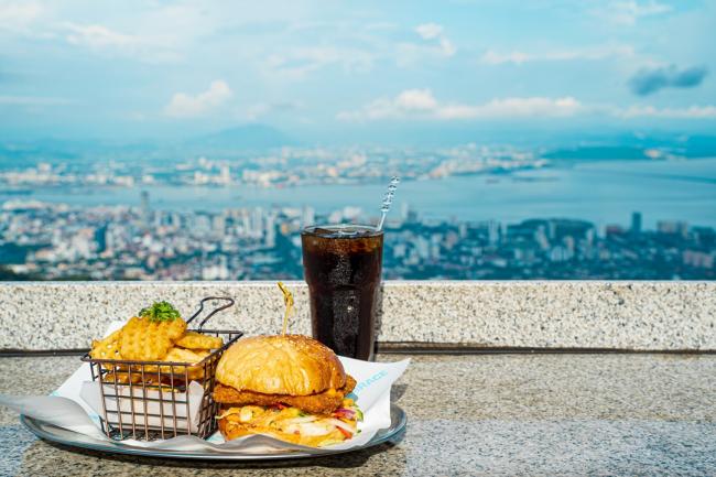 餐厅的小酒吧上个月配合升旗山佳节特别推出限定优惠的Penang Laksa Burger。