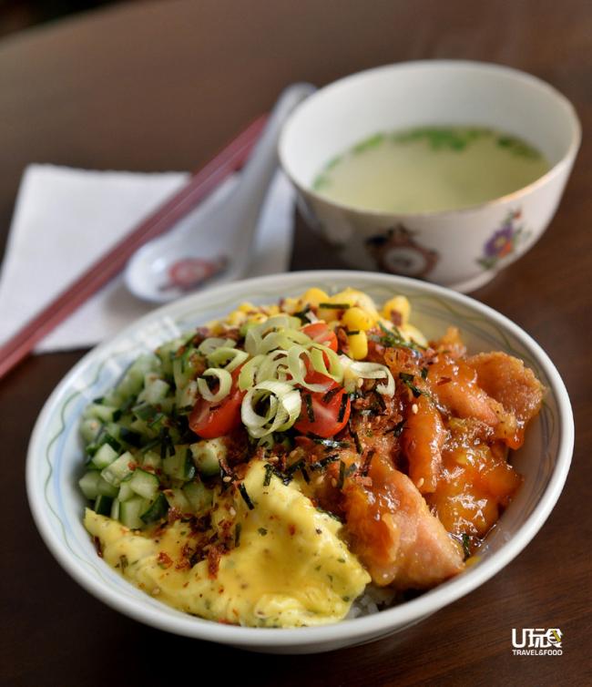 <b>柳橙鸡碗饭</b> 这碗饭承载着陈又瑞对公公的思念。黄瓜、玉米粒与米饭混合在一起，搭配帶有浓郁柳橙味的鸡块，清爽又提味，好吃！