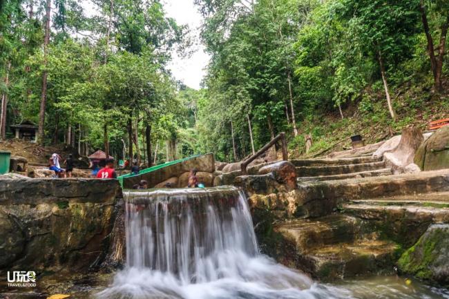 这座公园不仅有漂亮的森林景观，清澈见底的山水池，还有天然小瀑布。