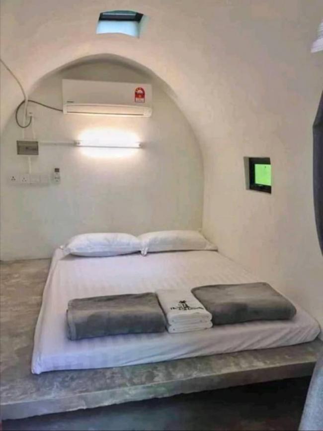 胶囊旅馆中的设备齐全，除了拥有双人床褥，还备有冷气。