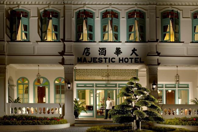 在东西文化交融的马六甲大华酒店，可见原创陶瓷地板、精美艺术品、古董、柚木家具和绝美丝绸，每个细节都糅合了古式元素和世界各地的印记。客房和套间设在原建筑的精妙仿造建筑里。