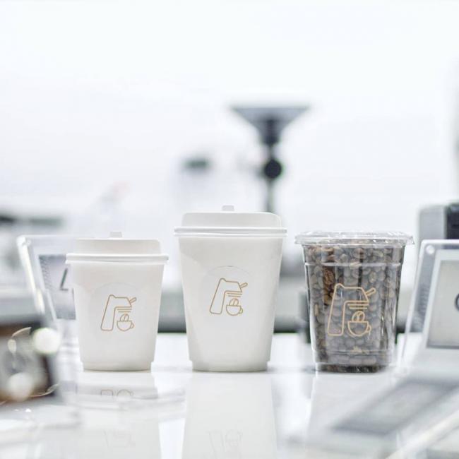 店家把这裡的独特标志印在外带杯子上，就算不在咖啡厅内也能从象征机器泡出咖啡的标志中辨识「What's On Tap」。