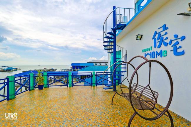 天台打造圣托里尼小岛上长见的螺旋式楼梯，开阔的风景让访客可以迎着海风，幻想本身处于地中海。