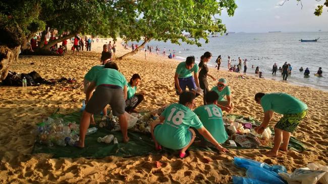 <b>➼｜净滩活动</b> 由 Hello Pangkor 率领大家进行净滩活动，一起恢复沙滩整洁。