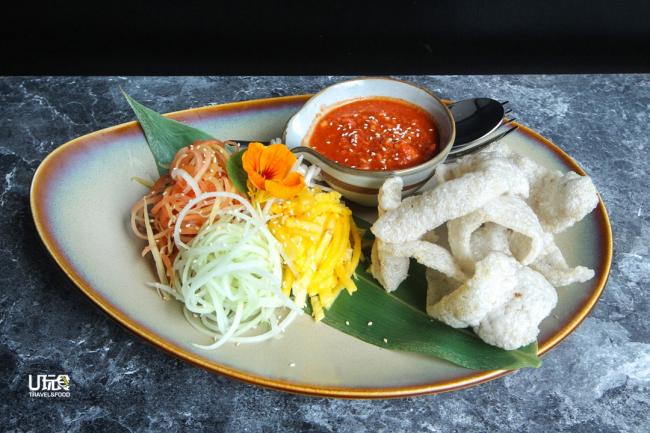 <b>Rojak Betik Terengganu</b> 这道马来式沙拉吃法特殊，将木瓜丝、黄瓜丝及黄梨丝放在鱼饼上一起吃，也可沾特制的鱼肉辣酱一起吃，增添鲜味。