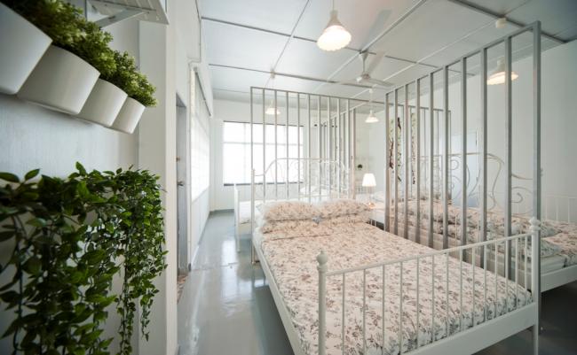 「白之梦」房内可容纳8人，以白色为主题，床褥铺上碎花床单，感觉浪漫梦幻，是女性的首选。
