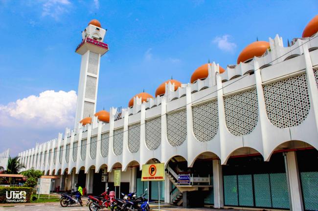作为霹雳州的官方清真寺，苏丹依德利斯沙二世清真寺的外观设计却质朴简约不花俏，一楼的礼堂更可容纳逾千人。