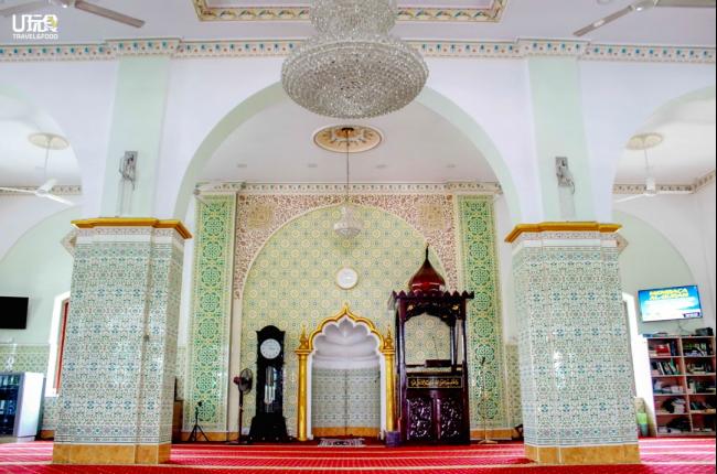 印裔穆斯林清真寺的内部墙身以各种花纹及颜色的瓷砖砌成，甚为炫目。