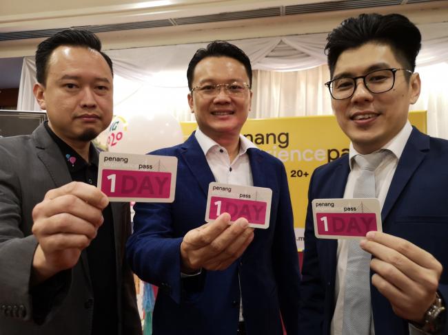 上图为杨顺兴（中）偕同槟城环球旅游机构总经理黄茁原（左起）及林奕豪，为「体验槟城」旅游通行证主持推介礼。