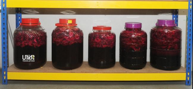 谢瀞仪一家平日里本就以火龙果制作酵素饮用，只需将果肉与糖和柠檬放在密封的罐子里发酵，就能制成酵素。这里也出售火龙果酵素饮品。