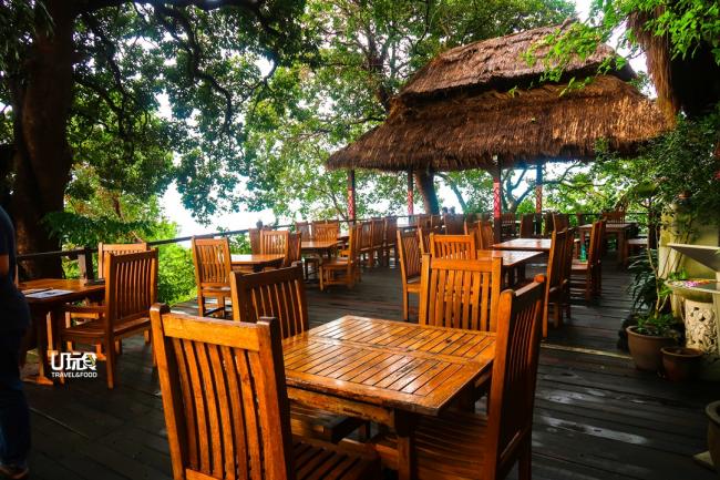 餐厅隐蔽在热带森林中，让人享受山林清风拂面，令人心旷神怡，胃口大开。