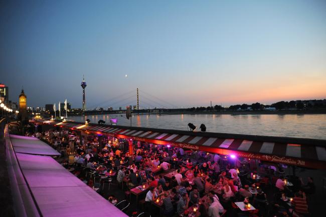 图为莱茵河河畔的某一酒吧景观。