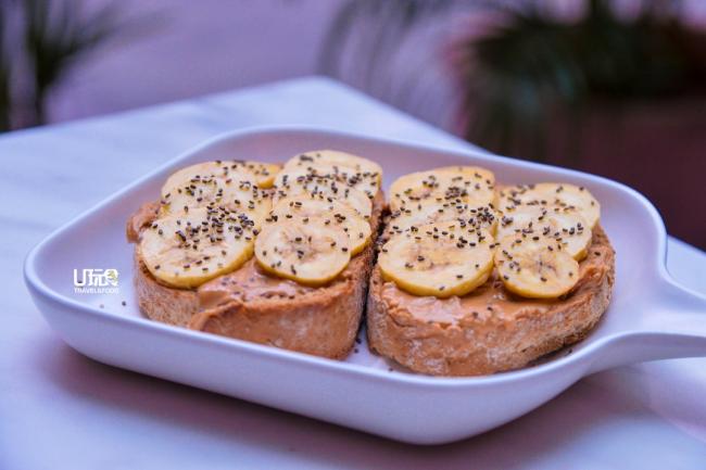 <b>Peanut Butter Banana Toast</b>上的花生牛油酱是店家自制的。<i>售价：12令吉</i>