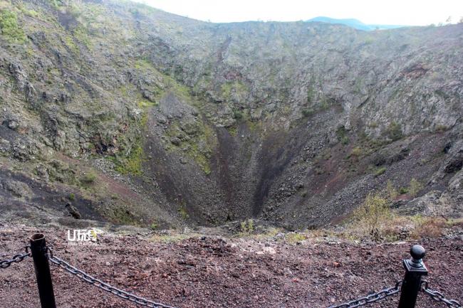 老黑山是在290多年前喷发，此火口直径350公尺，火口最大深度145公尺，火口内及其边缘布满了浮石、岩渣和火山弹。