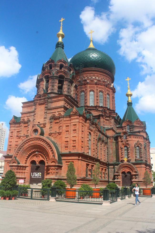 圣索菲亚教堂是远东地区最大的东正教教堂，也是目前中国保存最完美的典型拜占庭式建筑。
