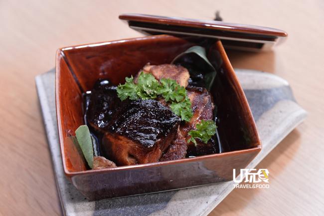以两种高档食材搭配在一起的<b>Guriru Gintara to Faragura No Yuzu Sosu Aji</b>虽然是「油」料理，但鹅肝和黑鳕鱼的油融合在一起后，形成一种另类风味，让人食指大动，一下就光盘了。