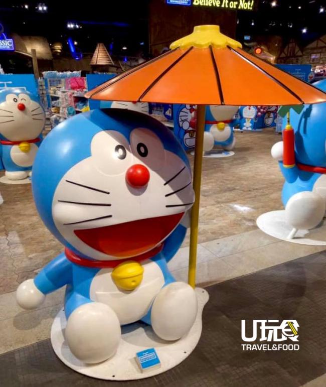 撑着小伞的哆啦A梦也是许多到访者们的拍照热点哦！