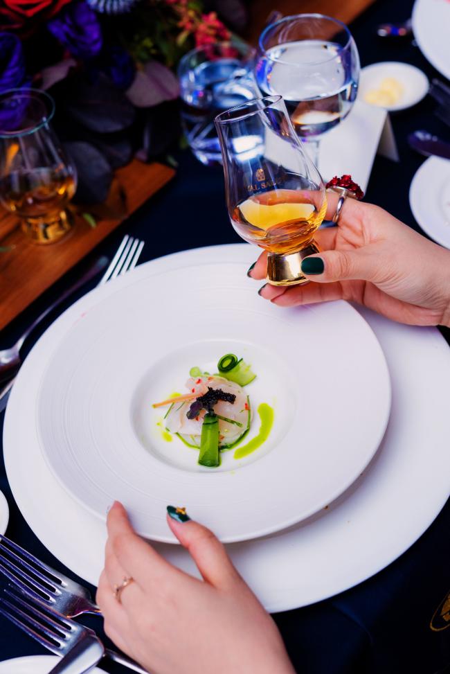 被誉为顶级威士忌的The Signature Blend拥有优雅熏香，在晚宴上与带有香辛香气的Marinated Key Lime Sacred Scallops率先登场。