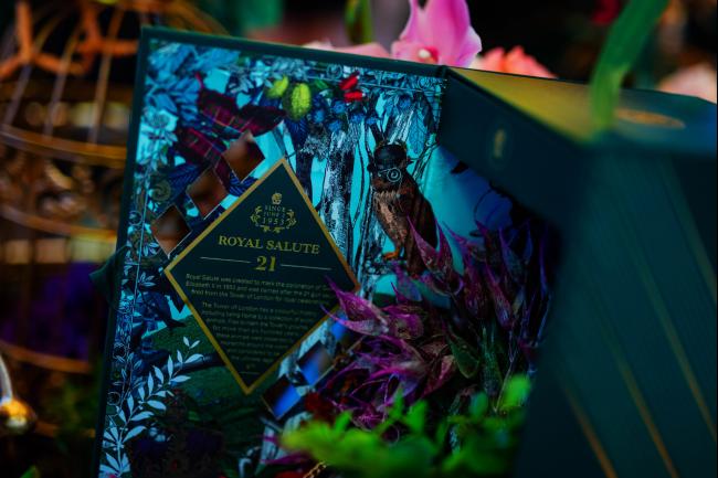 克莉丝加纳融合经典王室元素及时尚插画设计的新包装，连礼盒都用插画描绘出英国皇家动物园图样，展现出秘密花园奇景。
