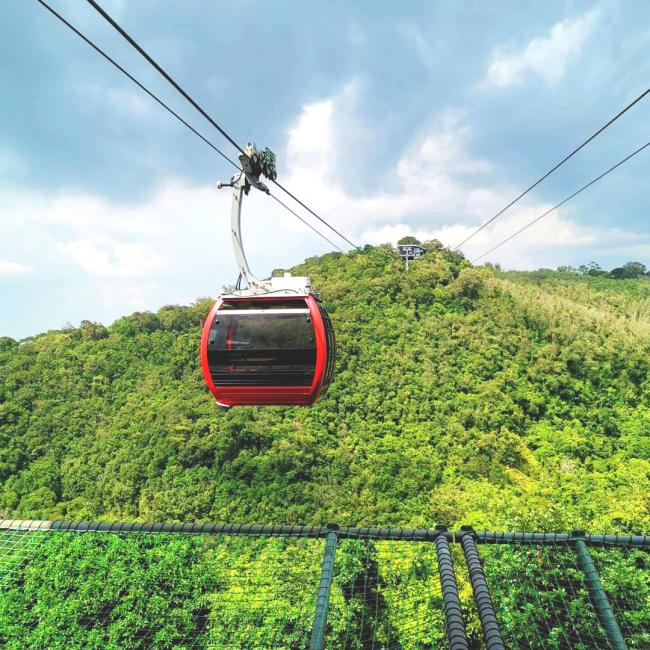 游客们可乘搭缆车登上四面佛寺，登顶途中俯视合艾市府公园的视野极好。
