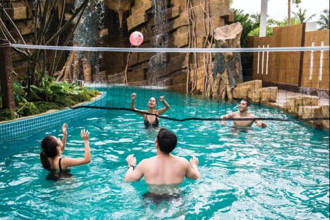 该水上乐园也设有广阔的泳池，可供用户进行水上排球活动。