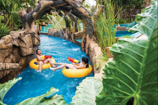 该水上乐园同时设有儿童区、浅水池、户外按摩池、活跃河，且注重泳池的水质清洁度。