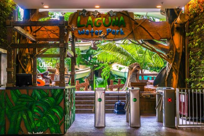 酒店大堂以天然的大地色为主， 再配合主题以绿色茂盛植物为设计的绿化墙，让人仿佛置身热带雨林。