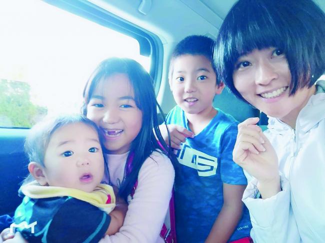 冲绳岛上搭便车时遇到了可爱的孩子们。