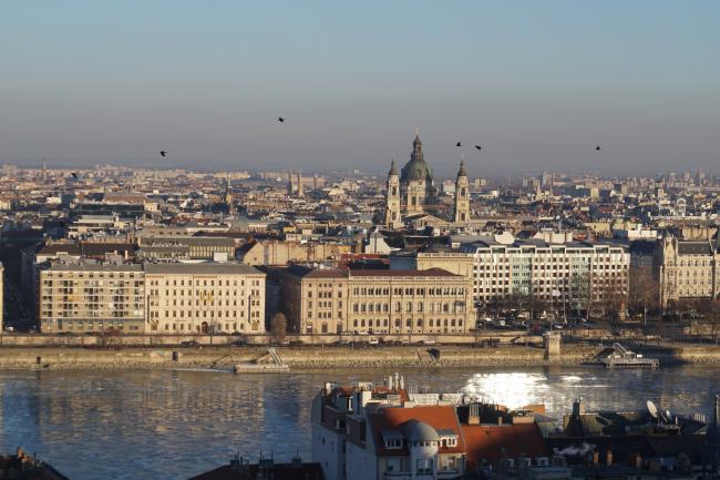 图中为布达佩斯冬季零下十五度的多瑙河。