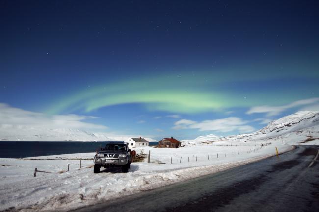 在冰岛瞥见了翩翩起舞的北极光。
