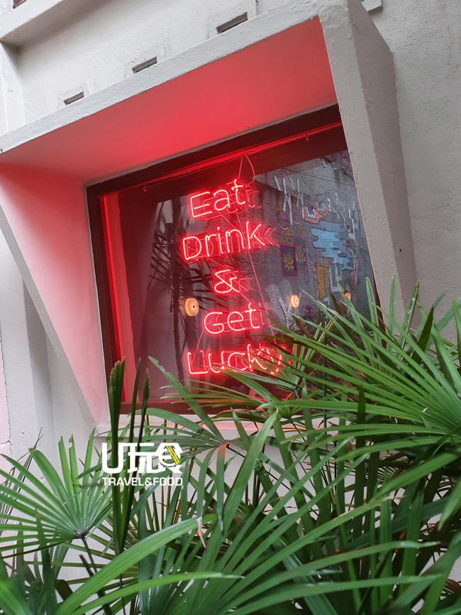 窗上的霓虹灯标语摆饰也是许多年轻食客们的打卡热点。