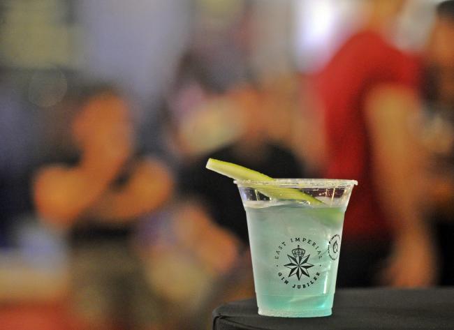 Kinawa Blue是Bar Shake以Monkey 47 Gin调配而成，有自家製的西瓜汁、Old World通宁、柑桂酒及柚子盐，用Rimming方式调制，仿若玛格丽塔的进阶版。