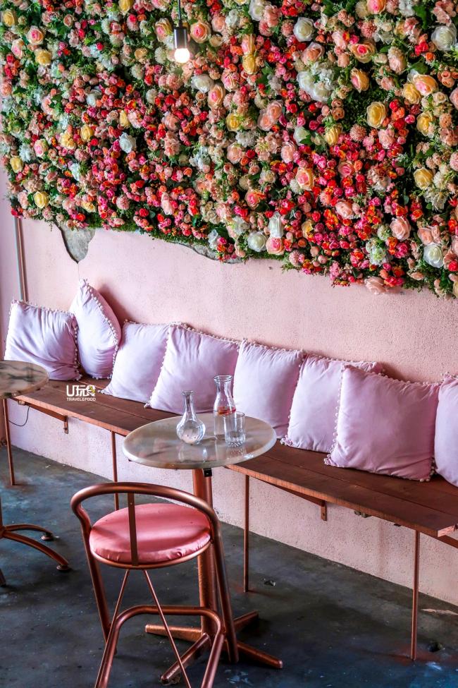 咖啡馆室内有著成片的粉红色花墙，一踏入店里，心情就跟着灿烂了起来。
