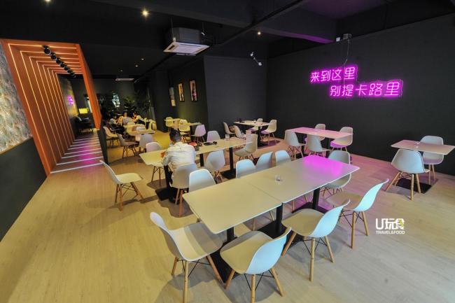 王进康的弟弟是一名室内设计师，同时是咖啡馆的合伙人之一，室内设计的概念全出自他的手笔，包括这个食客们最爱的「千本鸟居」打卡点。