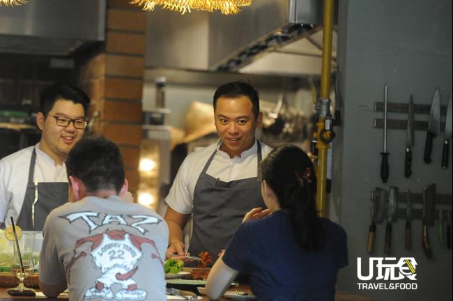 Jing Ze 采用开放式厨房，京泽平日里喜欢与坐在吧台上的食客聊天，拉近与食客的距离，真实地了解食客对食物的评价。