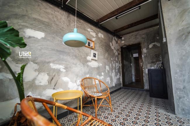 位于2楼的共享空间，瓷砖地，还有未上柒的水泥墙，可让旅途上偶遇的房客交流闲聊。