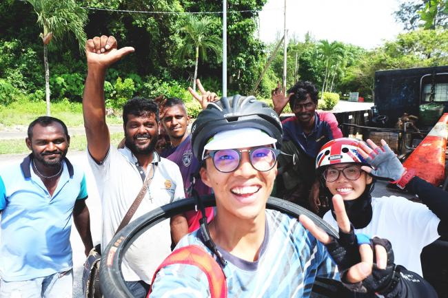 在丹绒乐曼（Tanjung Leman）第一次搭便车，遇见了一班热心的印裔工人拔刀相助。
