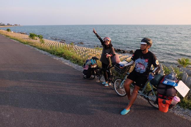 吉辇县（Tanjung Piandang）的这段路并不存在于谷歌地图上。然而好奇心的驱使下让他们有幸与夕阳一同骑行。