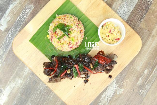 <b>BBQ Beef Rib with Nasi Hujan</b> Nasi Hujan是彭亨州常见的马来餐，一般会在节庆时出现。这道饭需要与咸蛋Kerabu一起食用，味道咸香又带辣，非常下饭，让人忍不住多吃两口。