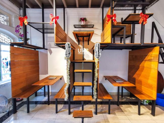 设计十分抢眼及精致的两层设计结构餐桌，是吃泰式烧烤火锅最美的背景，让许多食客宁愿提早来到或是排队等候。
