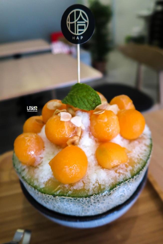 <b>Melon Kakigori </b> 是店里最畅销的刨冰，男女老小皆爱其清爽可口的味道。