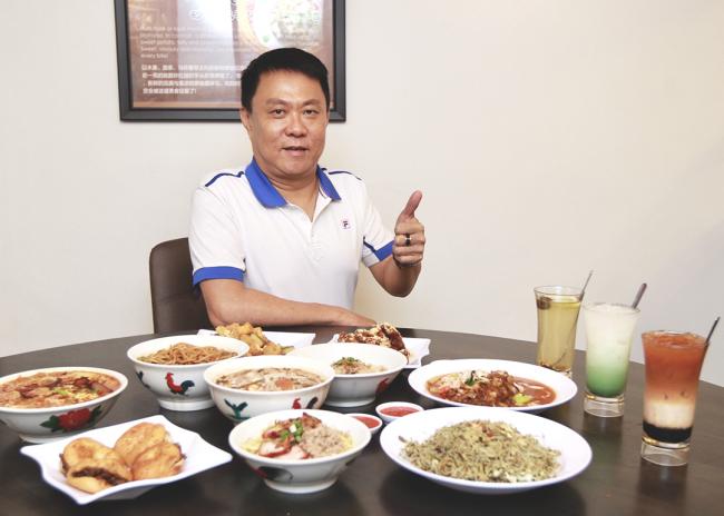 SRK Noodles House砂拉越正宗干盘面股东拿督黄永鑫展示砂拉越福州特色传统美食。